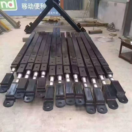 Tower crane attachment struts（A）