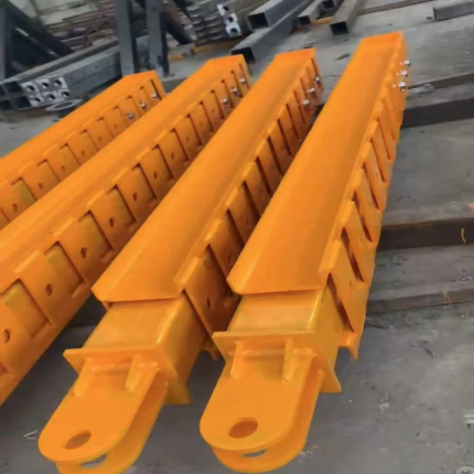 Tower crane attachment struts